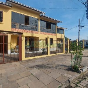 Casa com 274m², 8 dormitórios, 3 vagas, no bairro Santa Fé em Caxias do Sul para Comprar