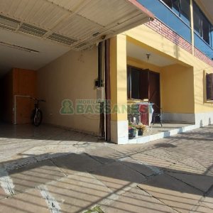 Casa com 274m², 8 dormitórios, 3 vagas, no bairro Santa Fé em Caxias do Sul para Comprar