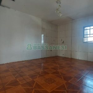 Casa com 274m², 8 dormitórios, 3 vagas, no bairro Santa Fé em Caxias do Sul para Comprar