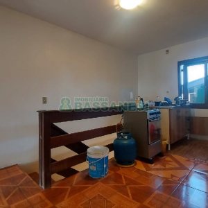 Casa com 274m², 8 dormitórios, 3 vagas, no bairro Santa Fé em Caxias do Sul para Comprar