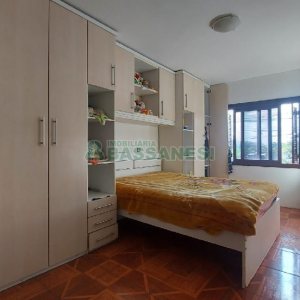Casa com 274m², 8 dormitórios, 3 vagas, no bairro Santa Fé em Caxias do Sul para Comprar