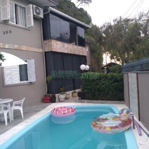 Casa com 281m², 6 dormitórios, 3 vagas, no bairro Cidade Nova em Caxias do Sul para Comprar