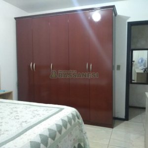 Casa com 281m², 6 dormitórios, 3 vagas, no bairro Cidade Nova em Caxias do Sul para Comprar