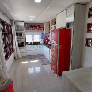 Casa com 213m², 3 dormitórios, 4 vagas, no bairro Desvio Rizzo em Caxias do Sul para Comprar
