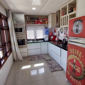Casa com 213m², 3 dormitórios, 4 vagas, no bairro Desvio Rizzo em Caxias do Sul para Comprar