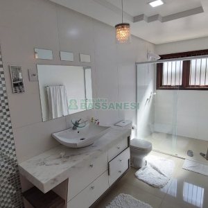 Casa com 213m², 3 dormitórios, 4 vagas, no bairro Desvio Rizzo em Caxias do Sul para Comprar