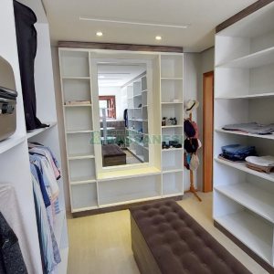 Casa com 213m², 3 dormitórios, 4 vagas, no bairro Desvio Rizzo em Caxias do Sul para Comprar