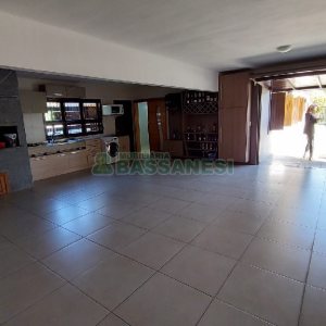 Casa com 213m², 3 dormitórios, 4 vagas, no bairro Desvio Rizzo em Caxias do Sul para Comprar
