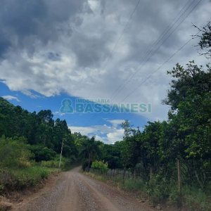 Chácara, 2 dormitórios, 1 vaga, no bairro Galópolis em Caxias do Sul para Comprar