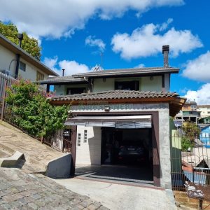 Casa com 132m², 4 dormitórios, 1 vaga, no bairro Rio Branco em Caxias do Sul para Comprar