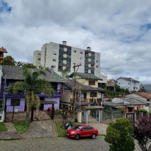 Sobrado com 76m², 3 dormitórios, 1 vaga, no bairro Colina Sorriso em Caxias do Sul para Comprar