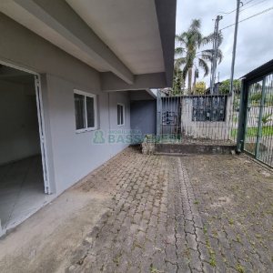 Sobrado com 76m², 3 dormitórios, 1 vaga, no bairro Colina Sorriso em Caxias do Sul para Comprar