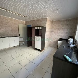 Casa com 351m², 6 dormitórios, 4 vagas, no bairro Treviso em Caxias do Sul para Comprar