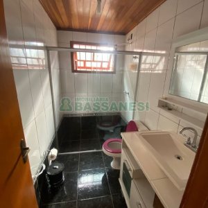Casa com 249m², 2 dormitórios, 1 vaga, no bairro Treviso em Caxias do Sul para Comprar