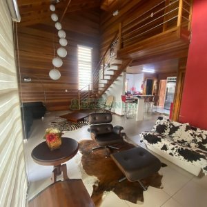 Casa com 249m², 2 dormitórios, 1 vaga, no bairro Treviso em Caxias do Sul para Comprar