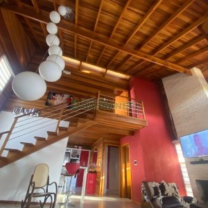 Casa com 249m², 2 dormitórios, 1 vaga, no bairro Treviso em Caxias do Sul para Comprar