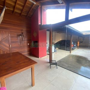 Casa com 249m², 2 dormitórios, 1 vaga, no bairro Treviso em Caxias do Sul para Comprar