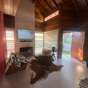 Casa com 249m², 2 dormitórios, 1 vaga, no bairro Treviso em Caxias do Sul para Comprar