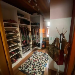 Casa com 249m², 2 dormitórios, 1 vaga, no bairro Treviso em Caxias do Sul para Comprar