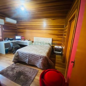 Casa com 249m², 2 dormitórios, 1 vaga, no bairro Treviso em Caxias do Sul para Comprar