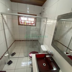 Casa com 249m², 2 dormitórios, 1 vaga, no bairro Treviso em Caxias do Sul para Comprar