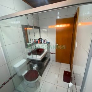 Casa com 249m², 2 dormitórios, 1 vaga, no bairro Treviso em Caxias do Sul para Comprar