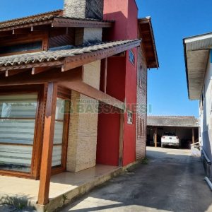 Casa com 249m², 2 dormitórios, 1 vaga, no bairro Treviso em Caxias do Sul para Comprar