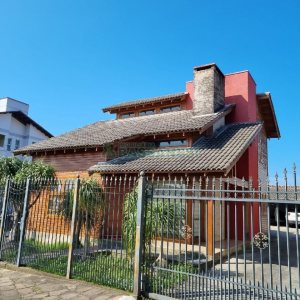 Casa com 249m², 2 dormitórios, 1 vaga, no bairro Treviso em Caxias do Sul para Comprar