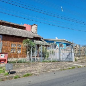 Casa com 249m², 2 dormitórios, 1 vaga, no bairro Treviso em Caxias do Sul para Comprar