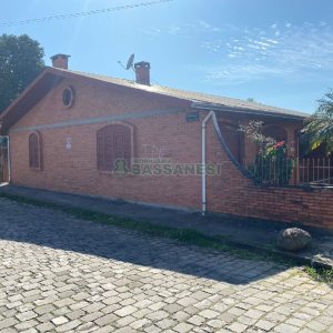 Casa com 138m², 3 dormitórios, 1 vaga, no bairro Kayser em Caxias do Sul para Comprar