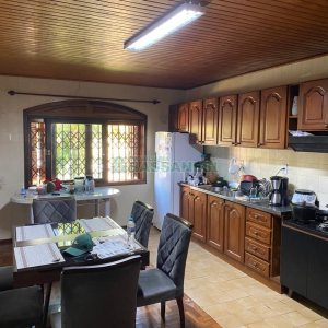 Casa com 138m², 3 dormitórios, 1 vaga, no bairro Kayser em Caxias do Sul para Comprar