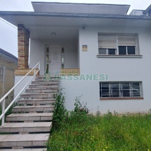 Casa com 200m², 6 dormitórios, 4 vagas, no bairro Centro em Caxias do Sul para Comprar