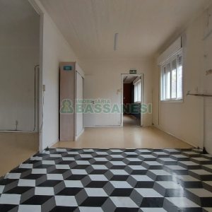 Casa com 200m², 6 dormitórios, 4 vagas, no bairro Centro em Caxias do Sul para Comprar