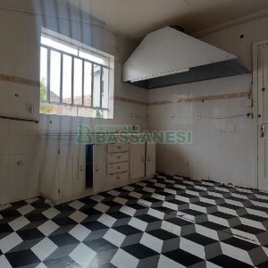 Casa com 200m², 6 dormitórios, 4 vagas, no bairro Centro em Caxias do Sul para Comprar