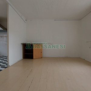 Casa com 200m², 6 dormitórios, 4 vagas, no bairro Centro em Caxias do Sul para Comprar
