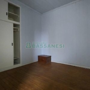 Casa com 200m², 6 dormitórios, 4 vagas, no bairro Centro em Caxias do Sul para Comprar