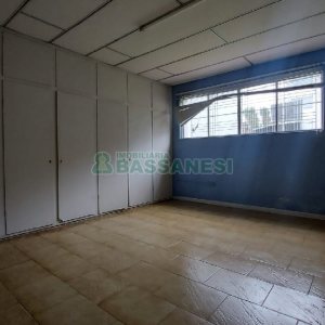 Casa com 200m², 6 dormitórios, 4 vagas, no bairro Centro em Caxias do Sul para Comprar