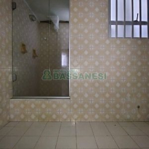 Casa com 200m², 6 dormitórios, 4 vagas, no bairro Centro em Caxias do Sul para Comprar