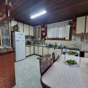 Casa com 152m², 3 dormitórios, 3 vagas, no bairro Kayser em Caxias do Sul para Alugar ou Comprar
