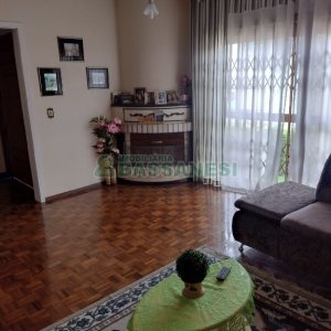 Casa com 136m², 3 dormitórios, 2 vagas, no bairro Cinqüentenário em Caxias do Sul para Comprar