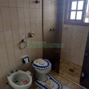 Casa com 136m², 3 dormitórios, 2 vagas, no bairro Cinqüentenário em Caxias do Sul para Comprar