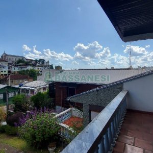 Casa com 200m², 3 dormitórios, 2 vagas, no bairro Panazzolo em Caxias do Sul para Comprar