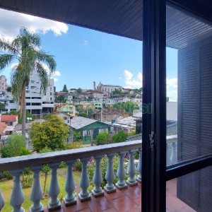 Casa com 200m², 3 dormitórios, 2 vagas, no bairro Panazzolo em Caxias do Sul para Comprar