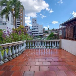 Casa com 200m², 3 dormitórios, 2 vagas, no bairro Panazzolo em Caxias do Sul para Comprar