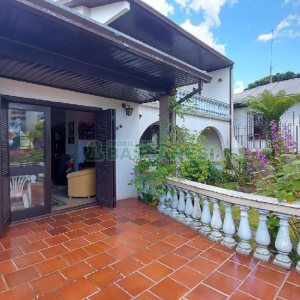 Casa com 200m², 3 dormitórios, 2 vagas, no bairro Panazzolo em Caxias do Sul para Comprar