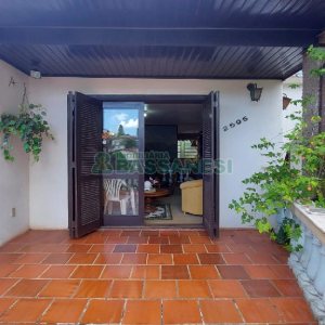 Casa com 200m², 3 dormitórios, 2 vagas, no bairro Panazzolo em Caxias do Sul para Comprar