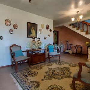 Casa com 200m², 3 dormitórios, 2 vagas, no bairro Panazzolo em Caxias do Sul para Comprar