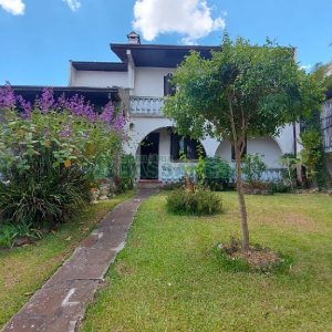 Casa com 200m², 3 dormitórios, 2 vagas, no bairro Panazzolo em Caxias do Sul para Comprar