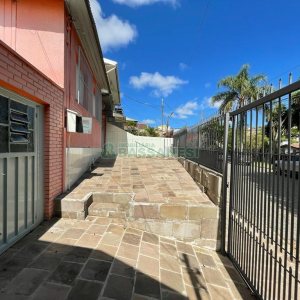 Casa com 95m², 2 dormitórios, 1 vaga, no bairro Rio Branco em Caxias do Sul para Comprar