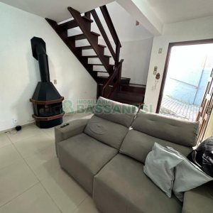 Casa com 105m², 3 dormitórios, 2 vagas, no bairro Interlagos em Caxias do Sul para Comprar